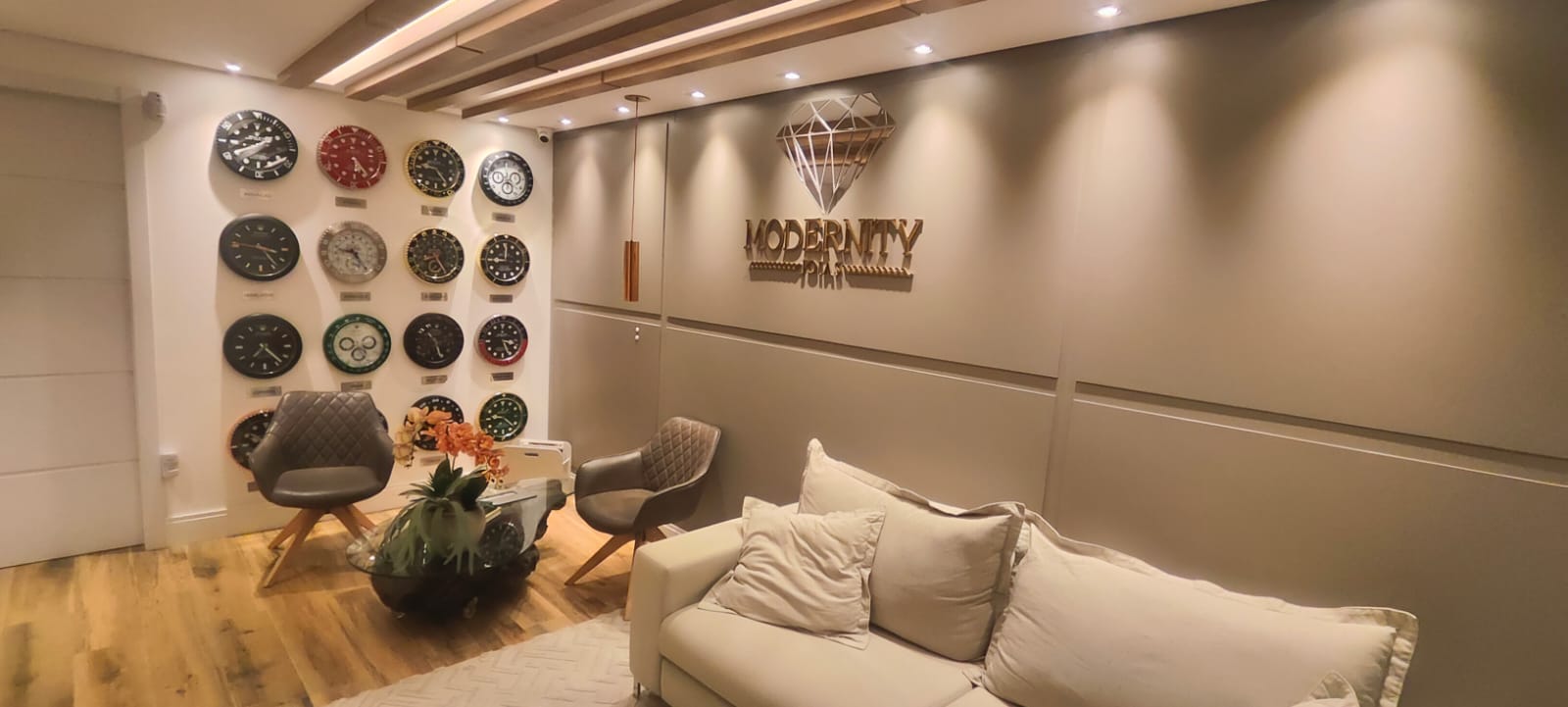 Ambiente Modernity — lounge e parede de relógios